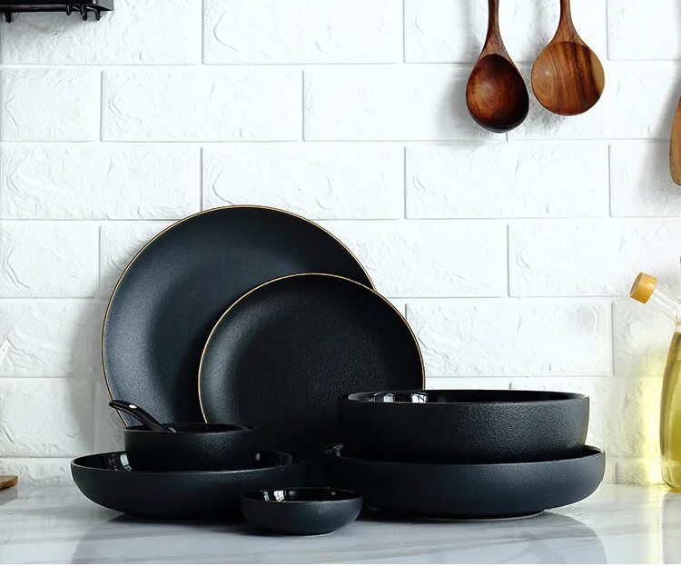 Черная матовая посуда. Чёрные керамические таоелки. Тарелка черная. Черная керамическая посуда. Тарелка матовая