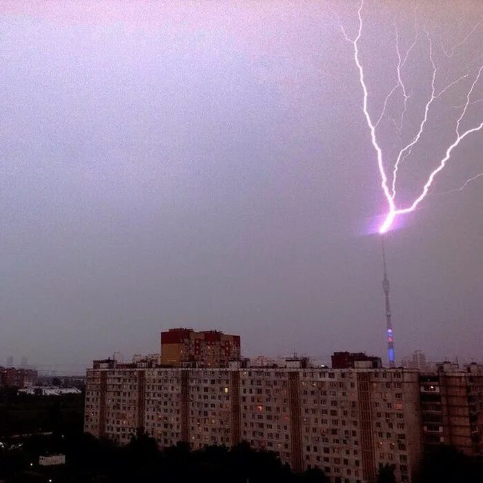 Громоотвод Останкинской телебашни. Молния в Останкинскую башню. Останкинская телебашня гроза. Удар молнии в Останкинскую телебашню.