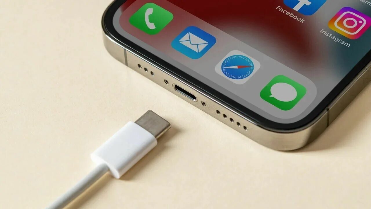 Apple charger iphone 12. как заряжать iphone. портативная аппл эппл зарядка. айфон 5s заряжается. 5mm.