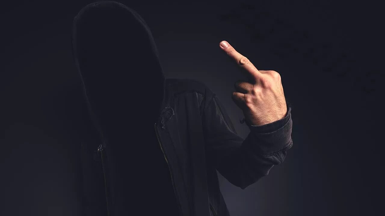 ладонь на черном фоне. эстетика ночи. руки вверх темнота. мужской силуэт в темноте. депрессия.