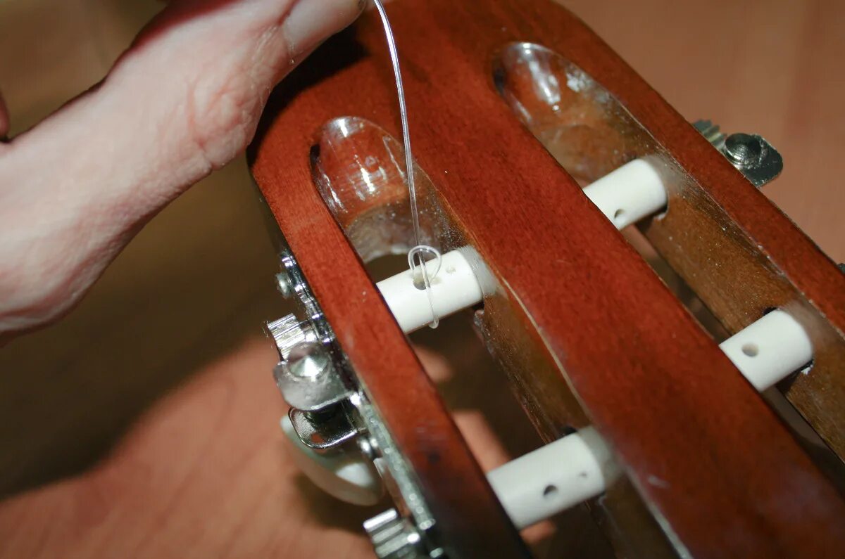 Замена струн на акустической. Гитара с нейлоновыми струнами. Нейлоновые струны на Колках. Нейлоновые струны для акустической гитары. Крепление нейлоновых струн.