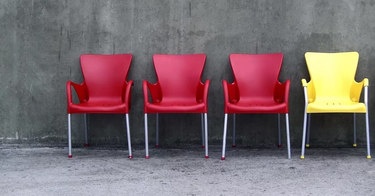 Стул через 3 дня. Стул на 3-з ножках. Старые стулья в кабинетах. Стул через 3 дня. Стул 3/4.