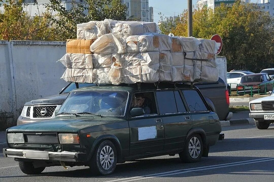 ВАЗ 2104 груженый на багажники. ВАЗ 2104 С грузом. ВАЗ 2104 груженая. ВАЗ 2104 С грузом на крыше.