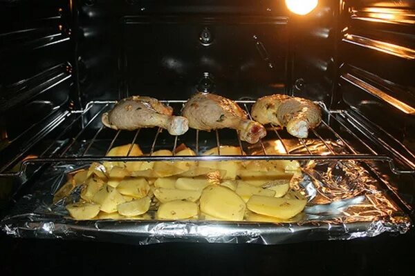 куриные ножки в духовке на решетке. подставка для куриных ножек в духовке. голень на решетке в духовке с картошкой. окорочка гриль в духовке. голень на решетке в духовке с картошкой.