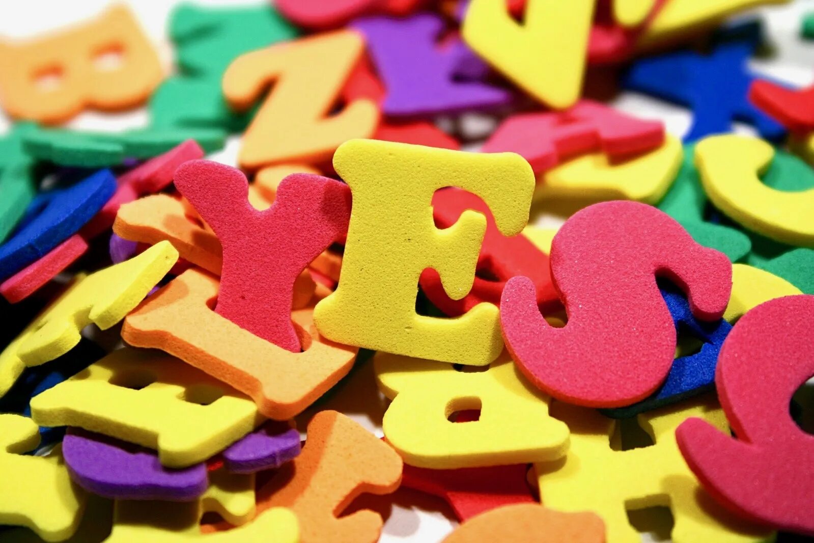 буквы русского алфавита разбросанные. куча букв. много букв из них слово. разбросанные буквы. разбросанные буквы.