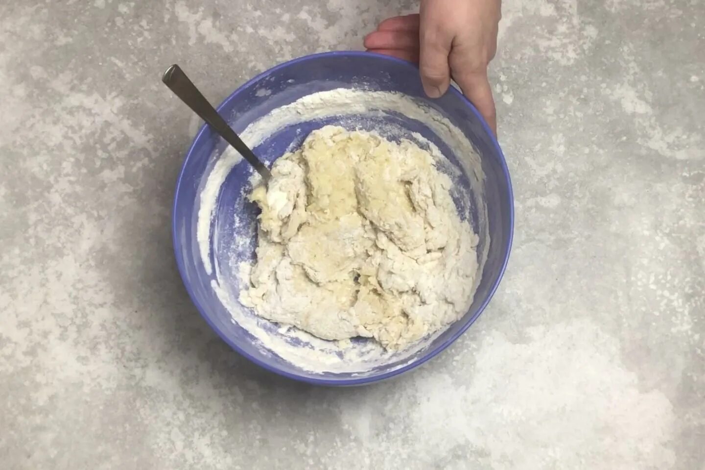 там тесто. что можно сделать из сухого молока. как замесить тесто на сухом молоке. тесто на столе. как замесить тесто на сухом молоке.