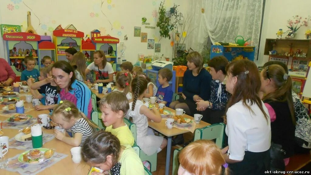 Собрание в старшей группе в марте. Дети старшей группы на собрании. Собрание в старшей группе. Родительское собрание с чаепитием. Родительское собрание с детьми в старшей группе.