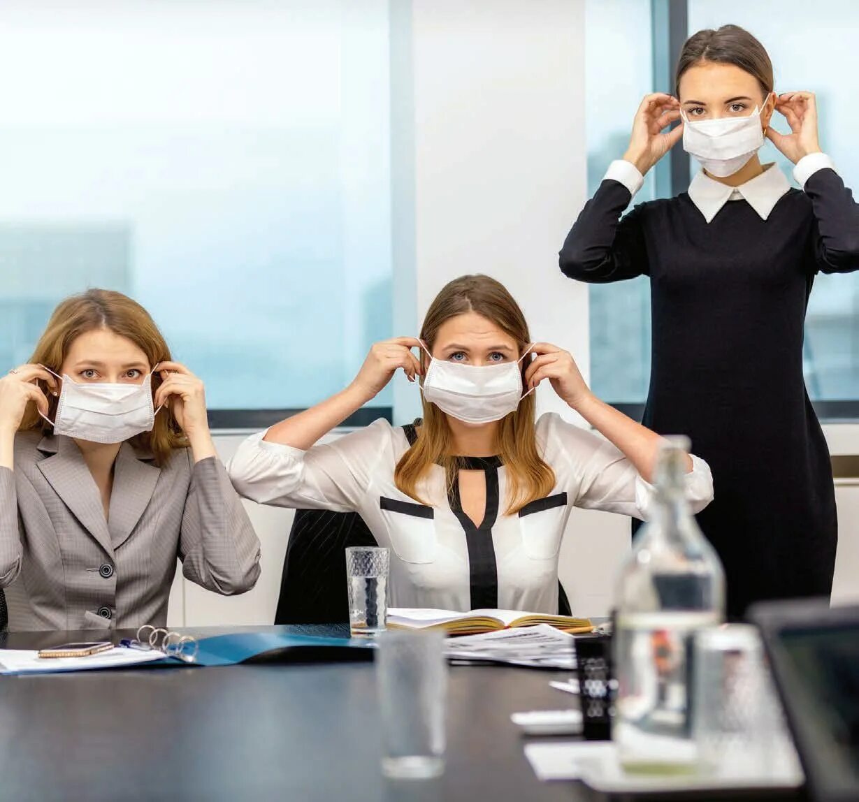 Малый бизнес в пандемию картинка. Сотрудники ресторана в масках. Предприятия в пандемию. Сотрудники офиса в масках. Предприятия в пандемию.
