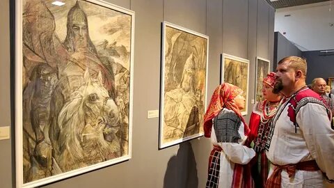 Из 200 картин представленных на вернисаже