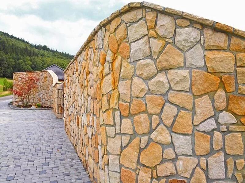 Стена из камня. Кладка природного камня. Кладка природного камня. Забор из камня подпорная стена. Подпорная стенка брусянский камень.