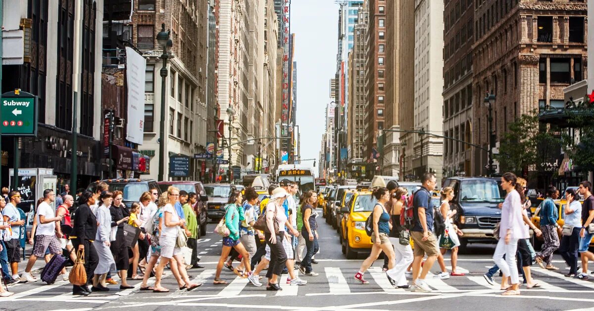 Cities for people. Жизнь города. Канада люди. Людная улица нью йорка. Cities for people.