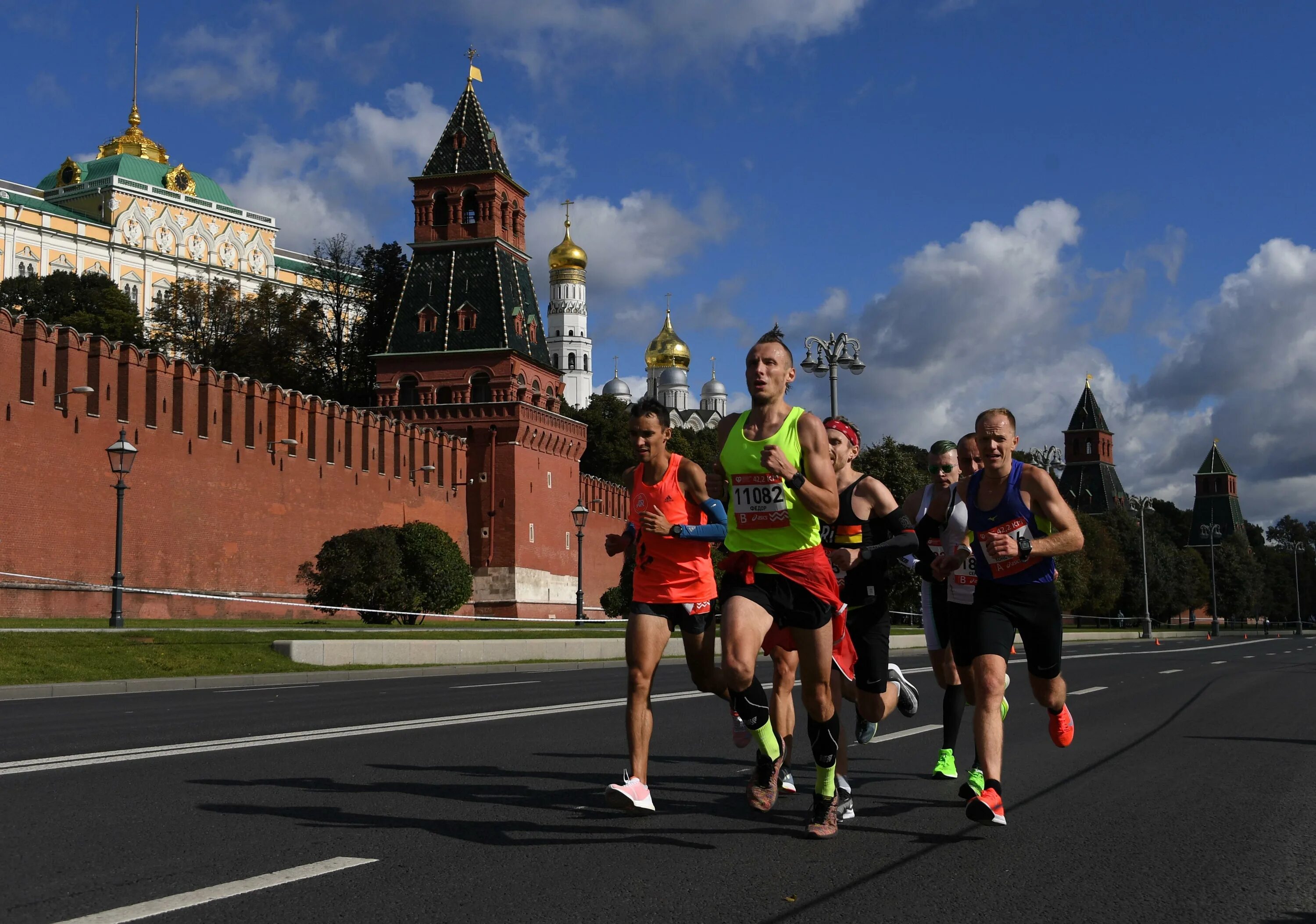 Куда погулять в москве завтра. Московский марафон 2020. Полумарафон Москва 2020. Московский марафон 2023. Финиш Московского марафона 2020.