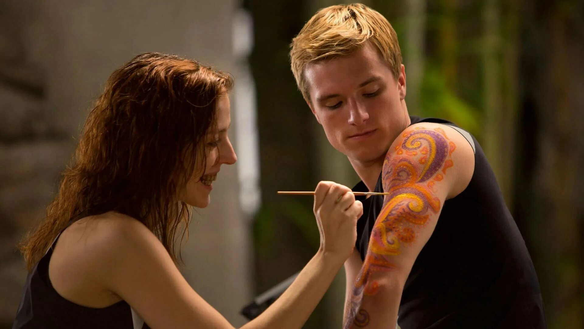 И вспыхнет пламя субтитры. Голодные игры (2012) the hunger games. голодные игры: и вспыхнет пламя фильм 2013. тигрис сойка пересмешница. тигрис стилист голодные игры.