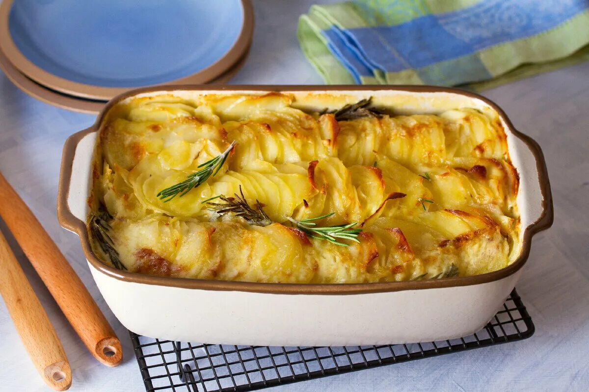 Картофельная запеканка с фаршем. Картошка в духовке с молоком и яйцом. Картофельная запеканка. Запеканка с мятой картошкой. Картофельная запеканка с фаршем в мультиварке.