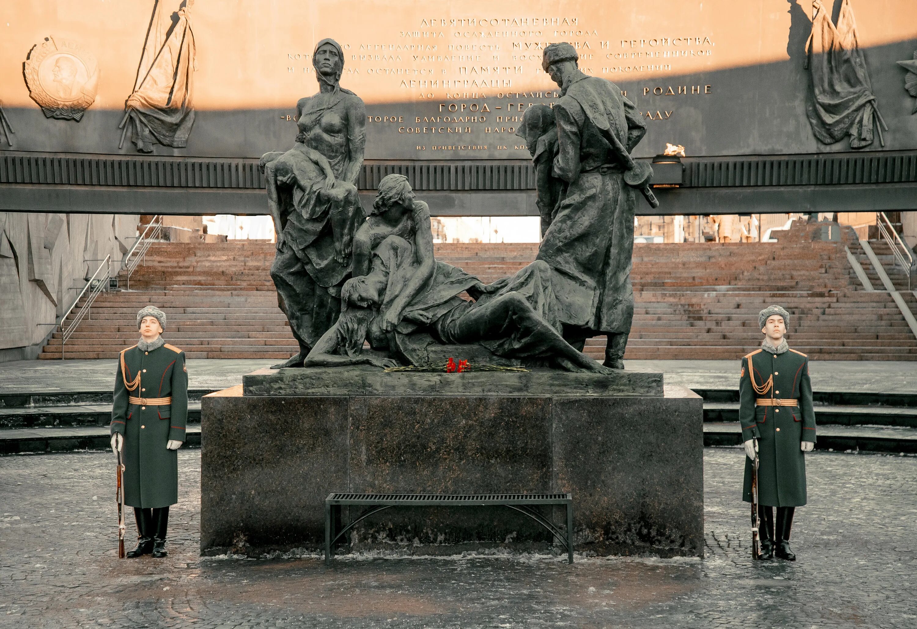 Прорыв блокады произошел. Монумент героическим защитникам Ленинграда. Памятник прорыву блокады Ленинграда. Памятник жителям блокадного Ленинграда. Памятник посвящённый 80-летию блокадного Ленинграда.