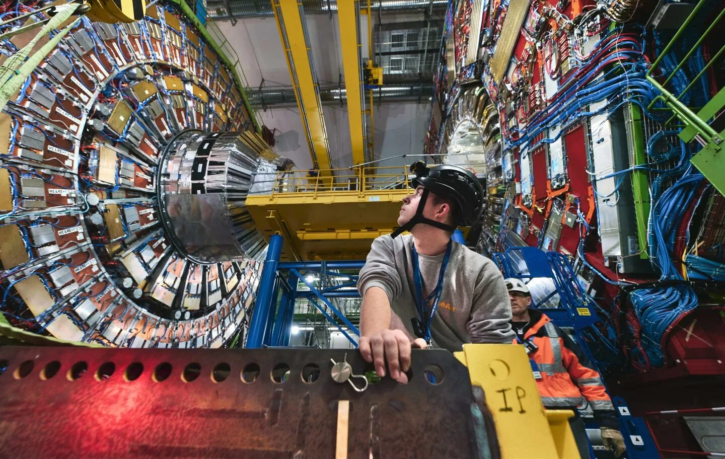 Церн швейцария. Швейцария ЦЕРН коллайдер. Адронный коллайдер ЦЕРН. Большой адронный коллайдер в CERN. Европейской организацией ядерных исследований (ЦЕРН).