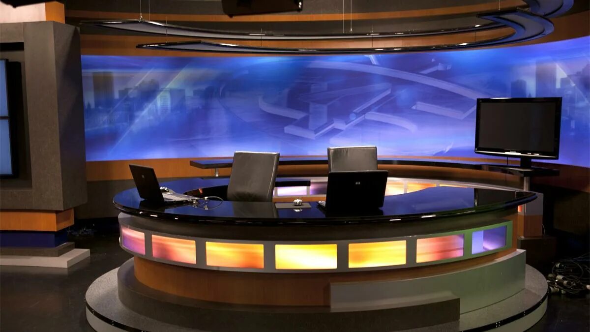 ТВ студия. Студия новостей. Стол для телестудии. Телевизионная студия новостей.
