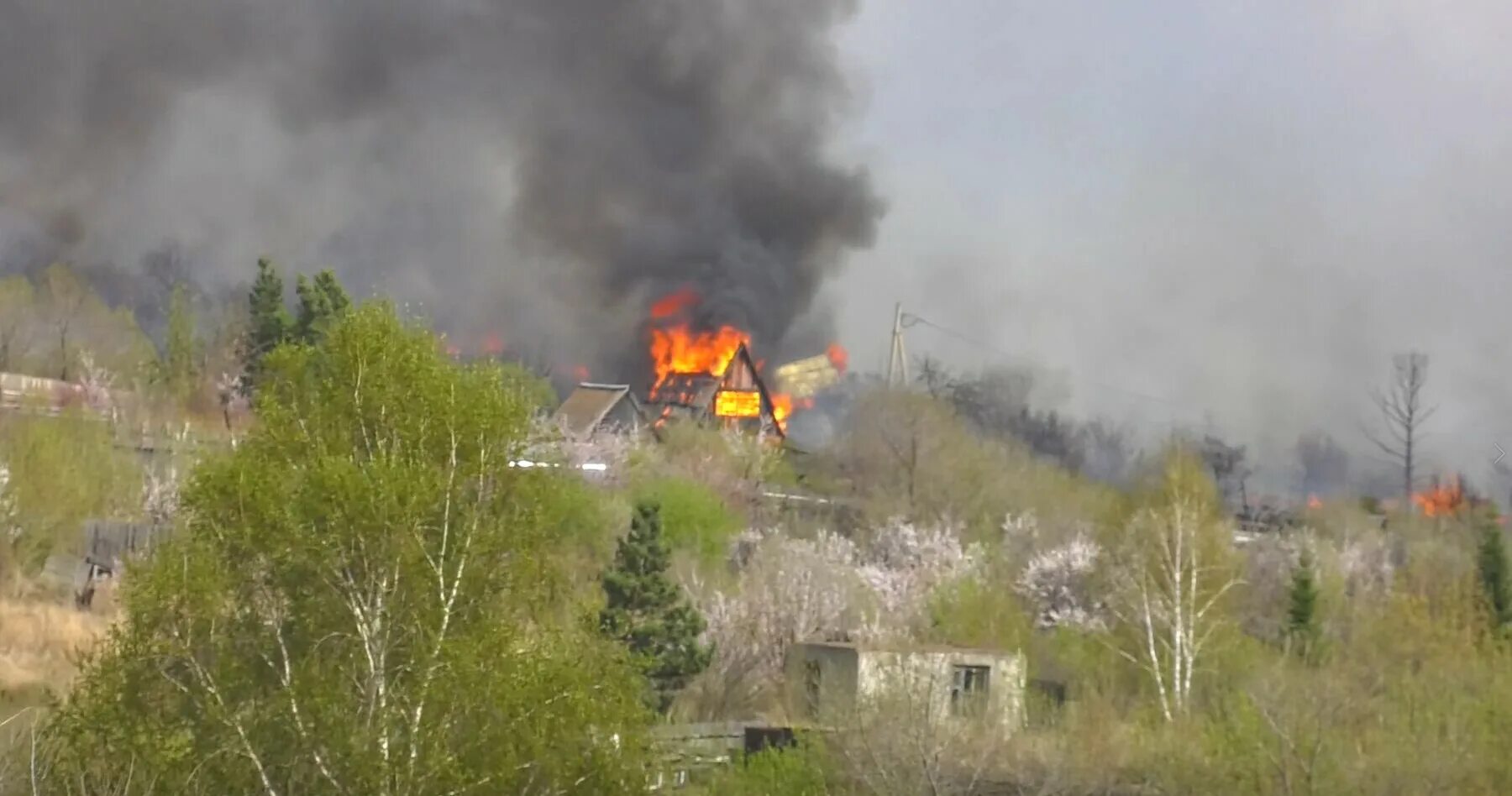 Сгорело 6 г. Гора Самохвал Абакан пожар. Сплошной пожар. Пожар на даче. Крупный пожар.