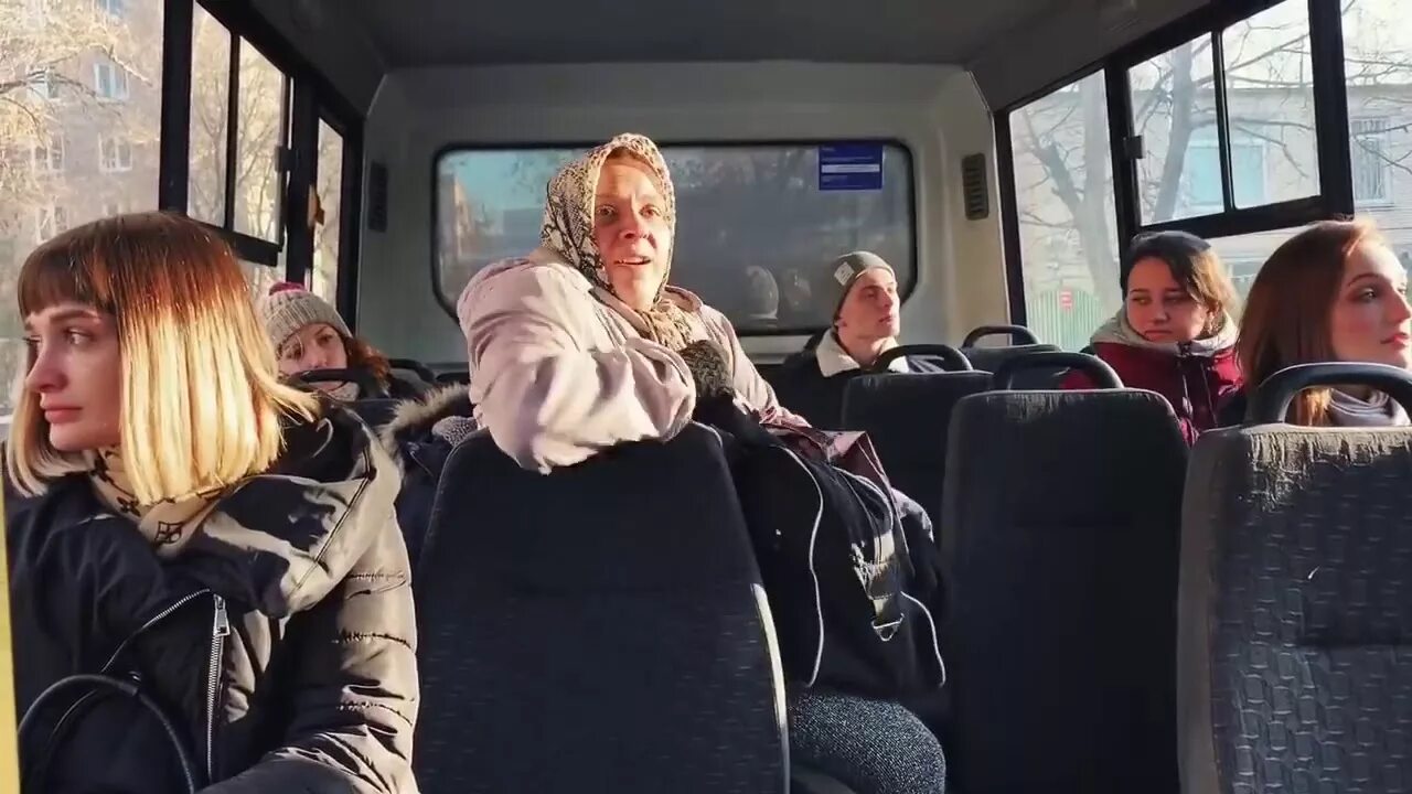 Женщина в маршрутке. Бабушка в автобусе. Автобус. Бабушка в маршрутке. Русские женщины в автобусе