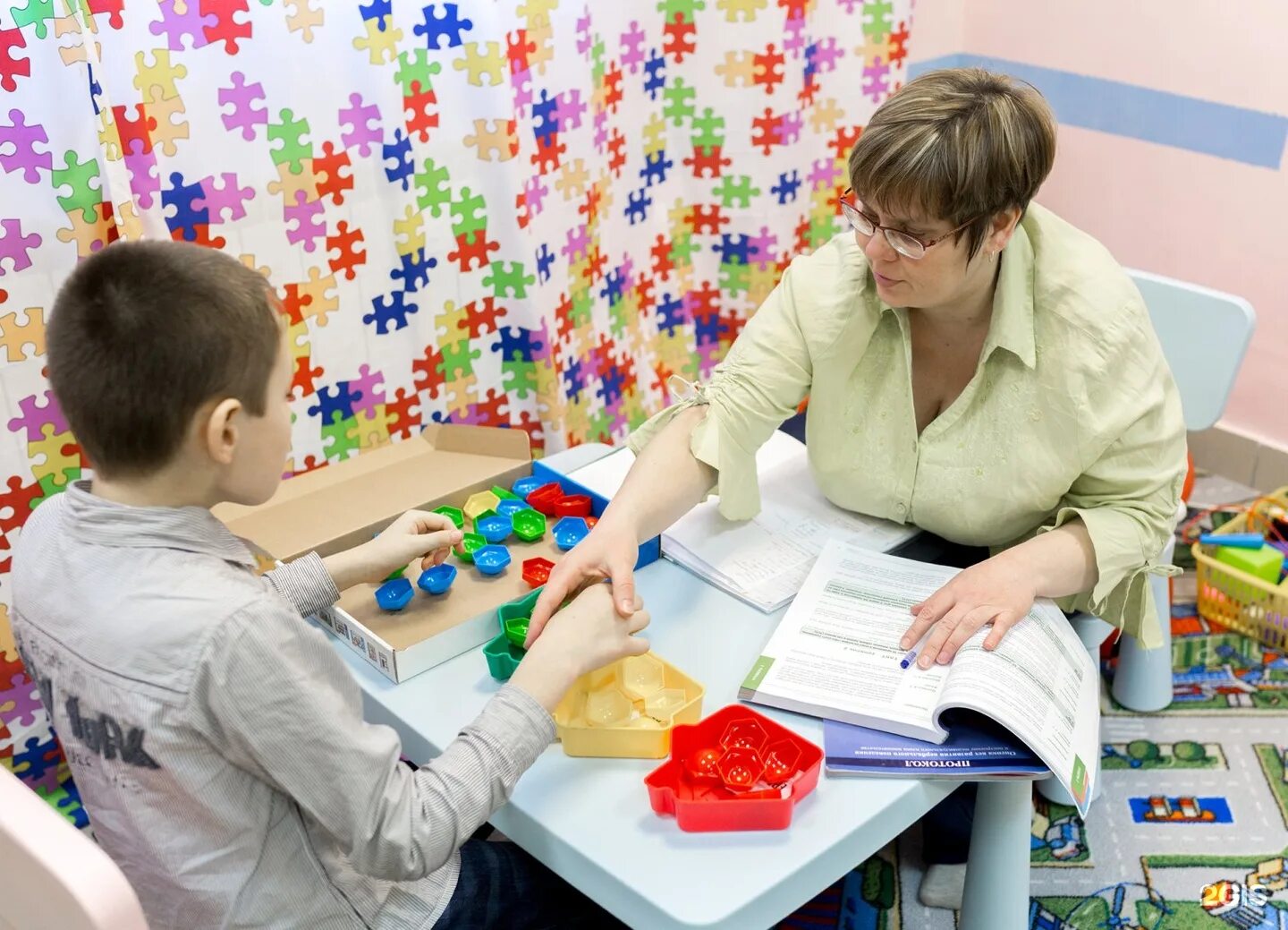 Занятия с детьми аутистами. Коррекционные занятия для детей. Занятия для детей с аутизмом. Занятия с детьми арт-терапией.
