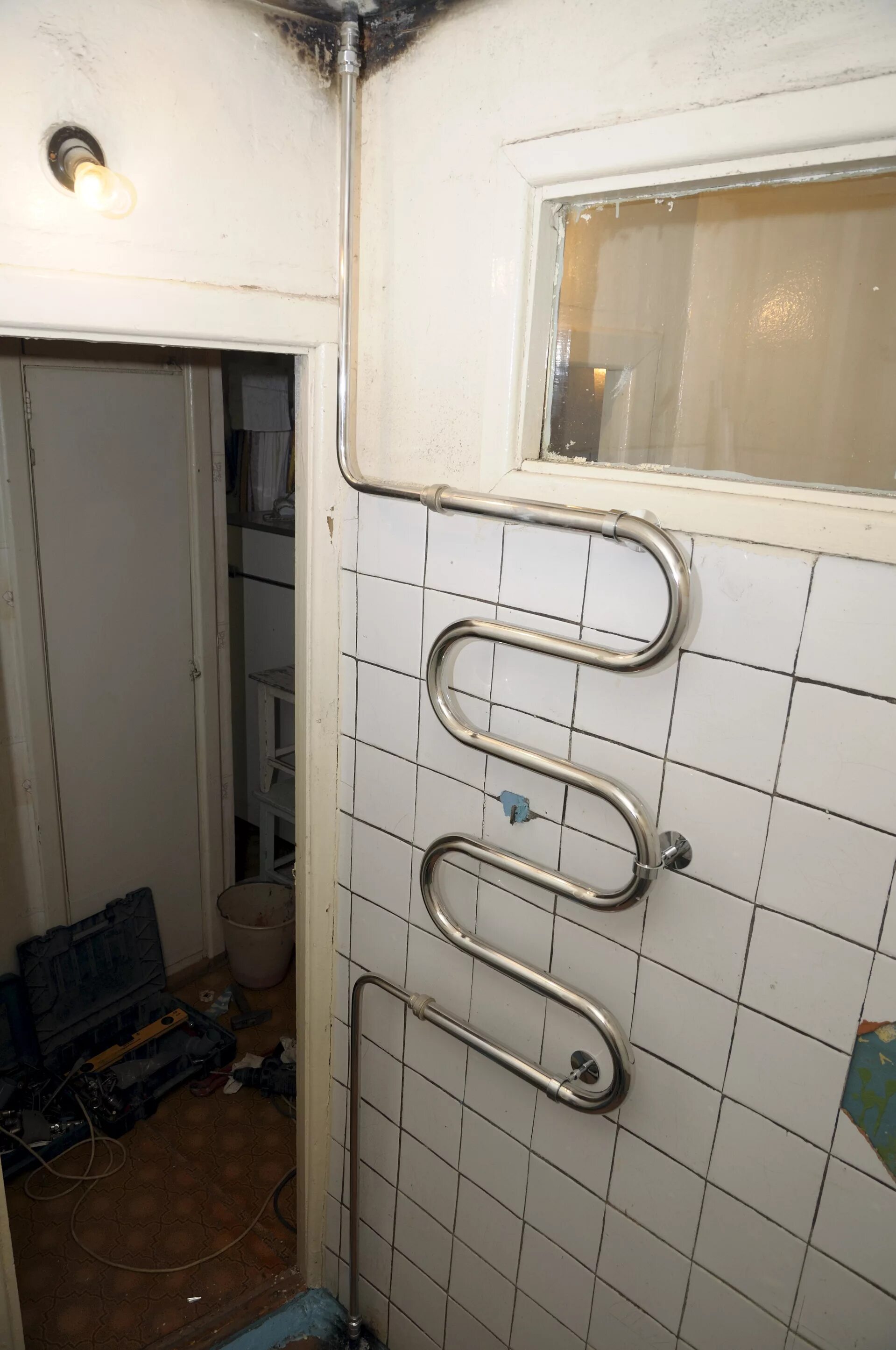 полотенцесушитель водяной в хрущевке. полотенцесушитель в ванной крепления. полотенцесушитель водяной для ванной lemark. полотенцесушитель в ванную от отопления. сушилка в ванную труба.