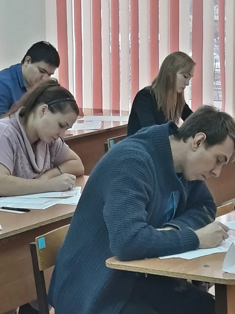 Аудитория экзамен. Преподаватель егэ. Организатор егэ. Егэ для родителей. Ученик 9 класса.