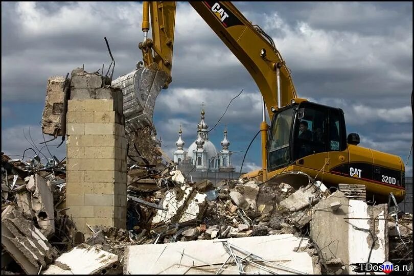 Снос здания центр города. Демонтаж зданий. снос здания. спецтехника демонтаж. снос и демонтаж зданий.