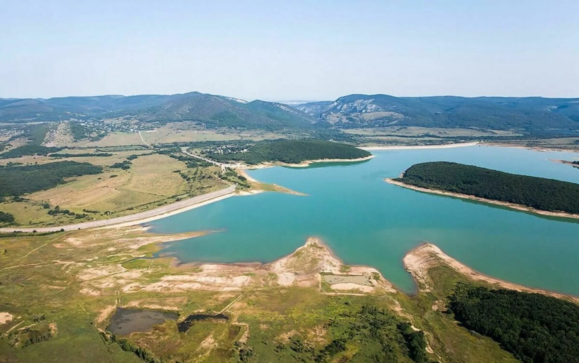 Крымские реки и озера. Чернореченское водохранилище (Севастополь). Черноречье водохранилище Крым. Байдарскую долину с Чернореченским водохранилищем. Чернореченское водохранилище плотина.