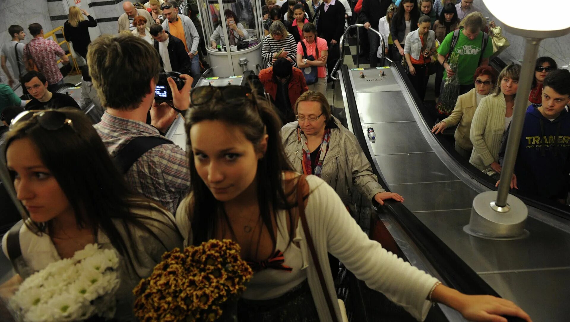 Час пик в Московском метро. Час пик в метро в Москве. Много народу в метро. Много людей в метро.