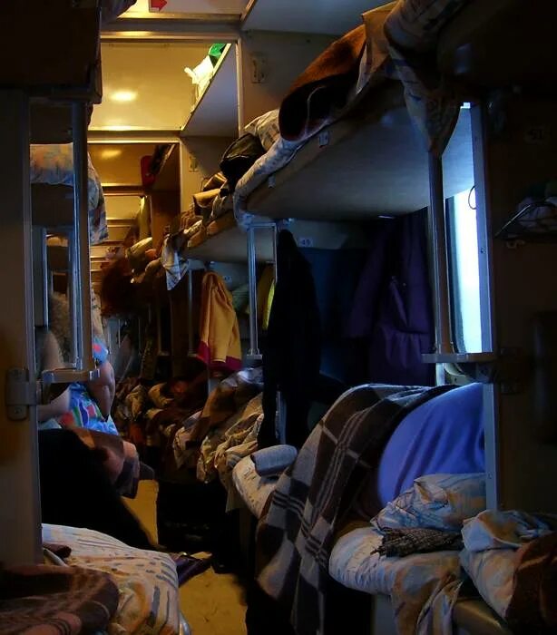 Вид из окна поезда. Боковушка в плацкарте. Красивый вид из окна поезда. Плацкарт зимой. Плацкарт зимой.