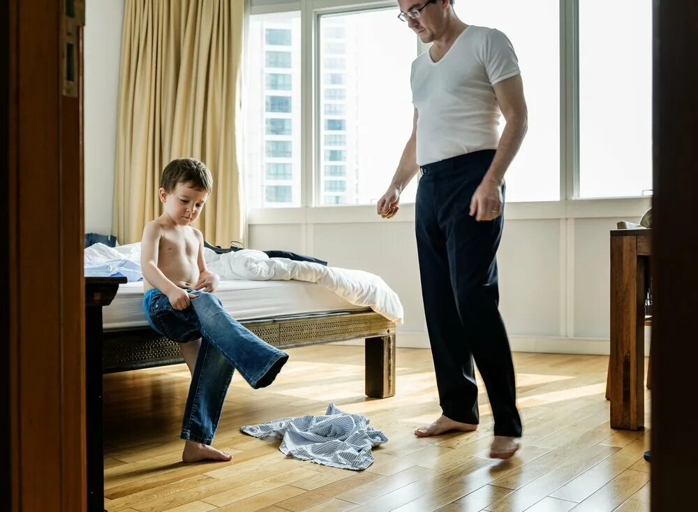 Одеть ребенка. Помог сыну девушкой. Мама наряжает дочь. Мама надевает куртку. Мама провожает ребенка в школу.