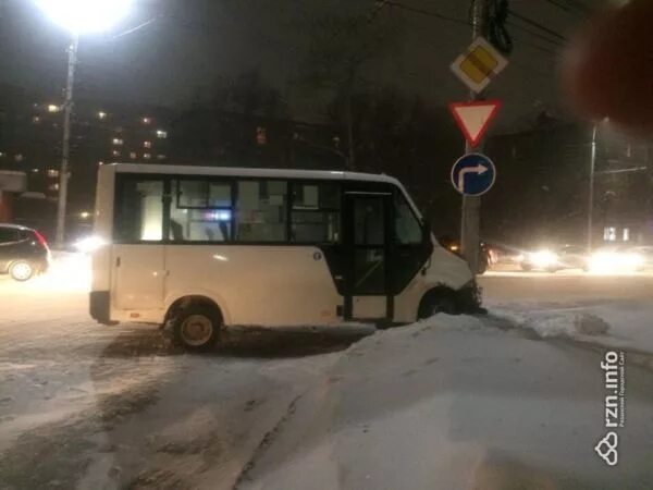 71 маршрутка рязань. Белый 3 ЛИАЗ врезался в столб. В Белово на улице Димитрова автобус протаранил бетонный столб. 593 Маршрутка Рязань. Сегодня рано утром автобус врезался в столб.