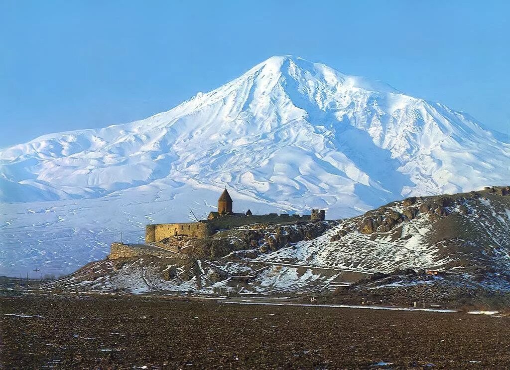 Знать армении. Гора Арарат и хор Вирап. Хор Вирап Армения. Монастырь хор Вирап в Армении. Хор Вирап Армения зимой.