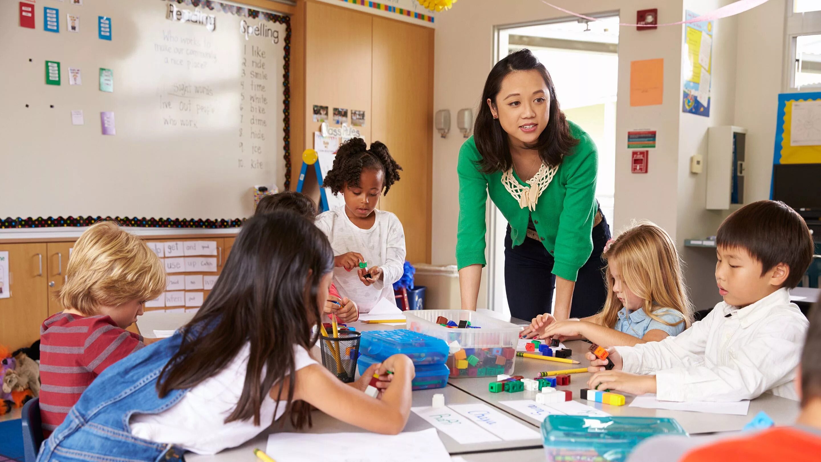 Учитель английского с детьми. Classroom для детей. Английский для детей Classroom. Дети в школе.