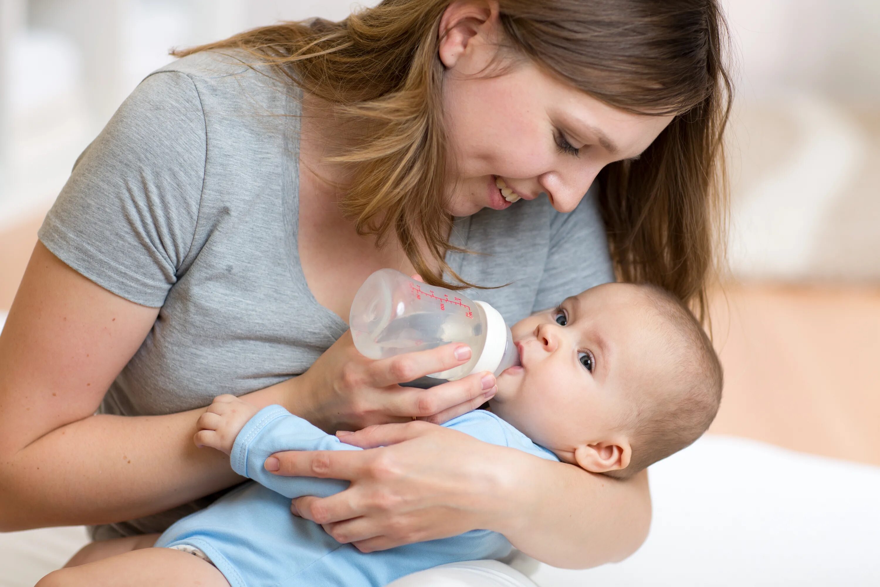 Daughters milk. Бутылочка для кормления. Вскармливание детей. Мама кормит малыша. Вскармливание новорожденных.