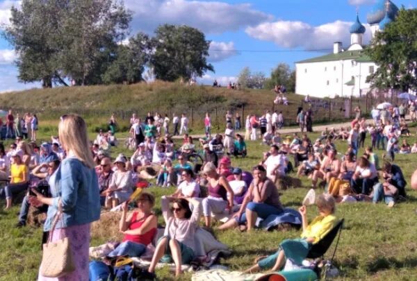 Русские музыкальные фестивали. Банный фестиваль в суздале. Банный фестиваль в суздале 2023 год. Джаз мост суздаль 2024. Необычный суздаль.
