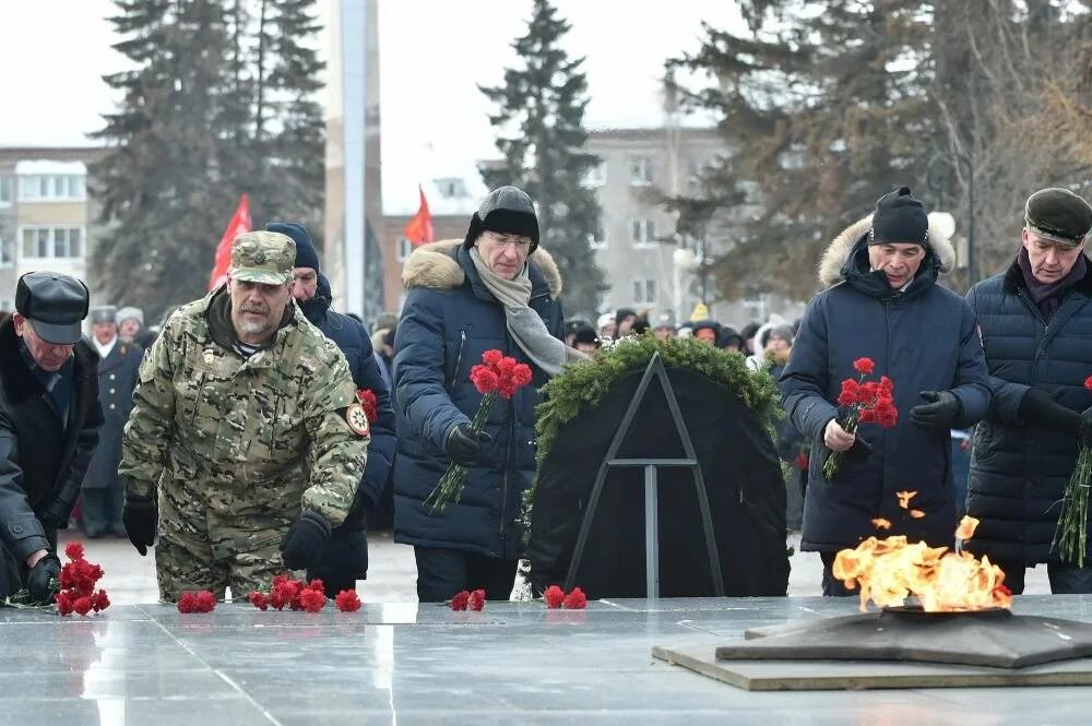 Новости дня 6 февраля. Возложение цветов 23 февраля. Возложение цветов к Вечному огню 23 февраля. Возложение цветов ко Дню защитника. Защитники Отечества.