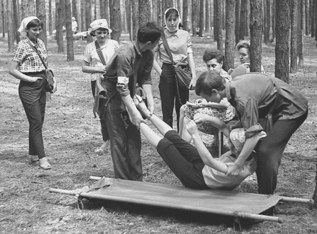 Зарница будь в движении первых. Зарница пионеры ссср. пионерская игра зарница. зарница в лагере ссср. игра зарница в ссср в школе.
