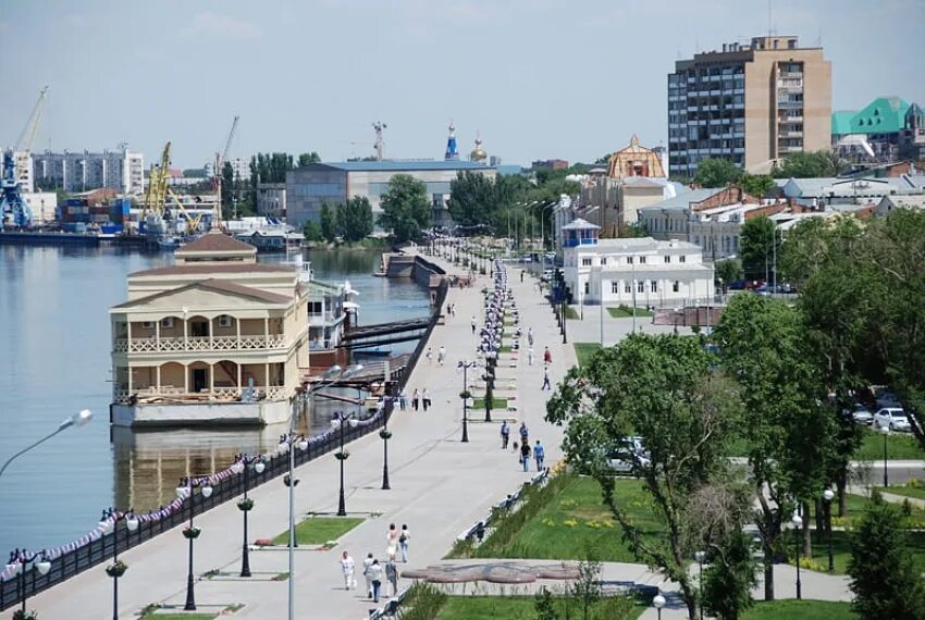 Реальное время в астрахани. Набережная реки Волга Астрахань. Петровская набережная Астрахань. Волжская набережная Астрахань. Центральная набережная Астрахань.