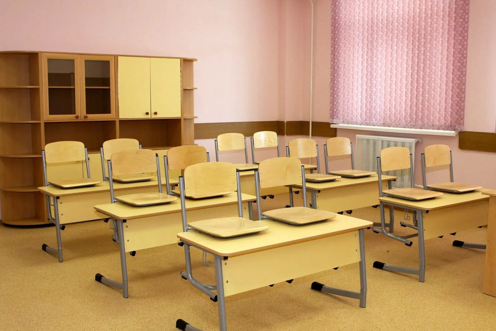 Ситуация на рынке школьной мебели. Школа 207 Новосибирск. Школьная мебель. Мебель для класса в школе. Столы для учебного класса.