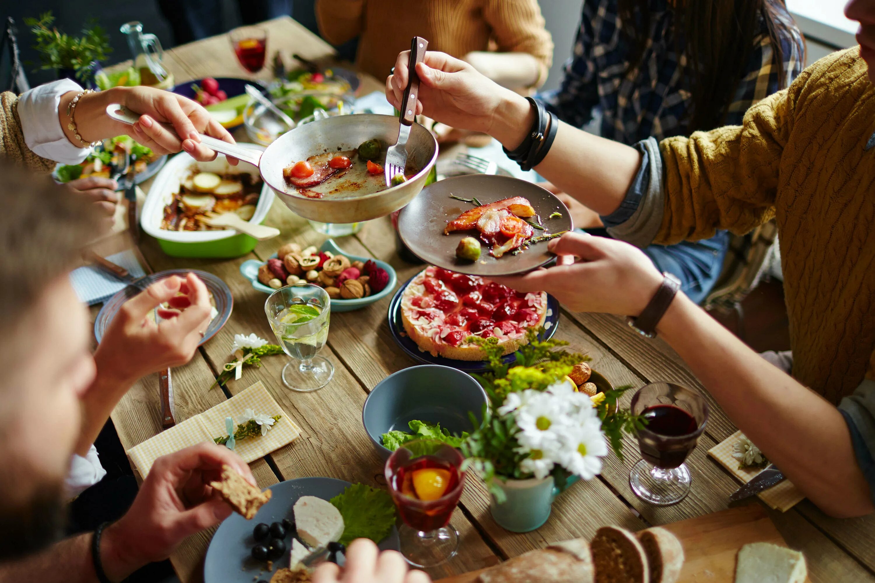 Long lunch. Семейный ужин. Стол с едой. Семейное застолье. Ужин за столом.