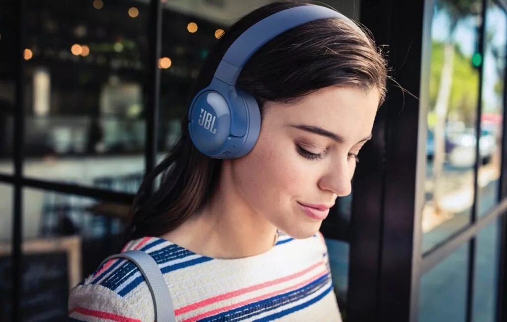 Наушники на человеке. Запись через наушники. Наушники jbl tune 510bt. Наушники. Самодельная гарнитура.