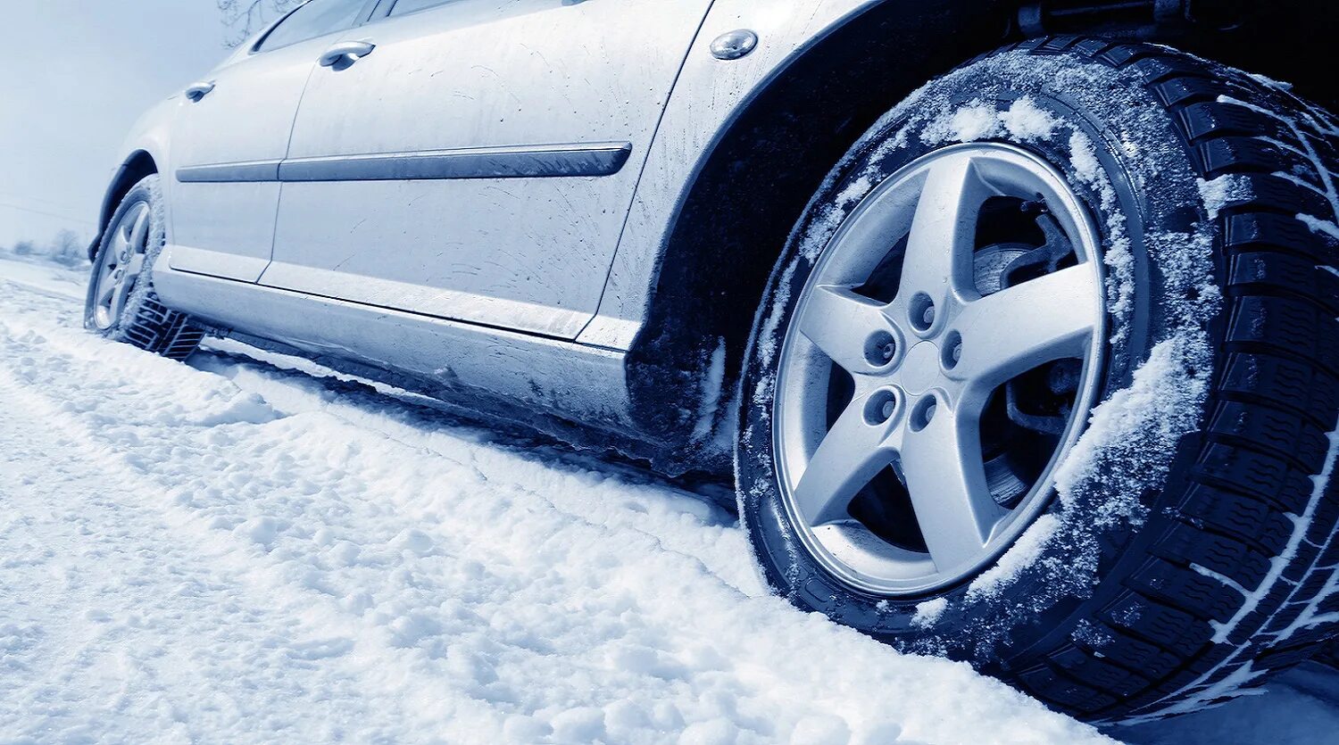 Машина зима. Машина зимой. Машина в снегу. Зимняя резина в снегу.