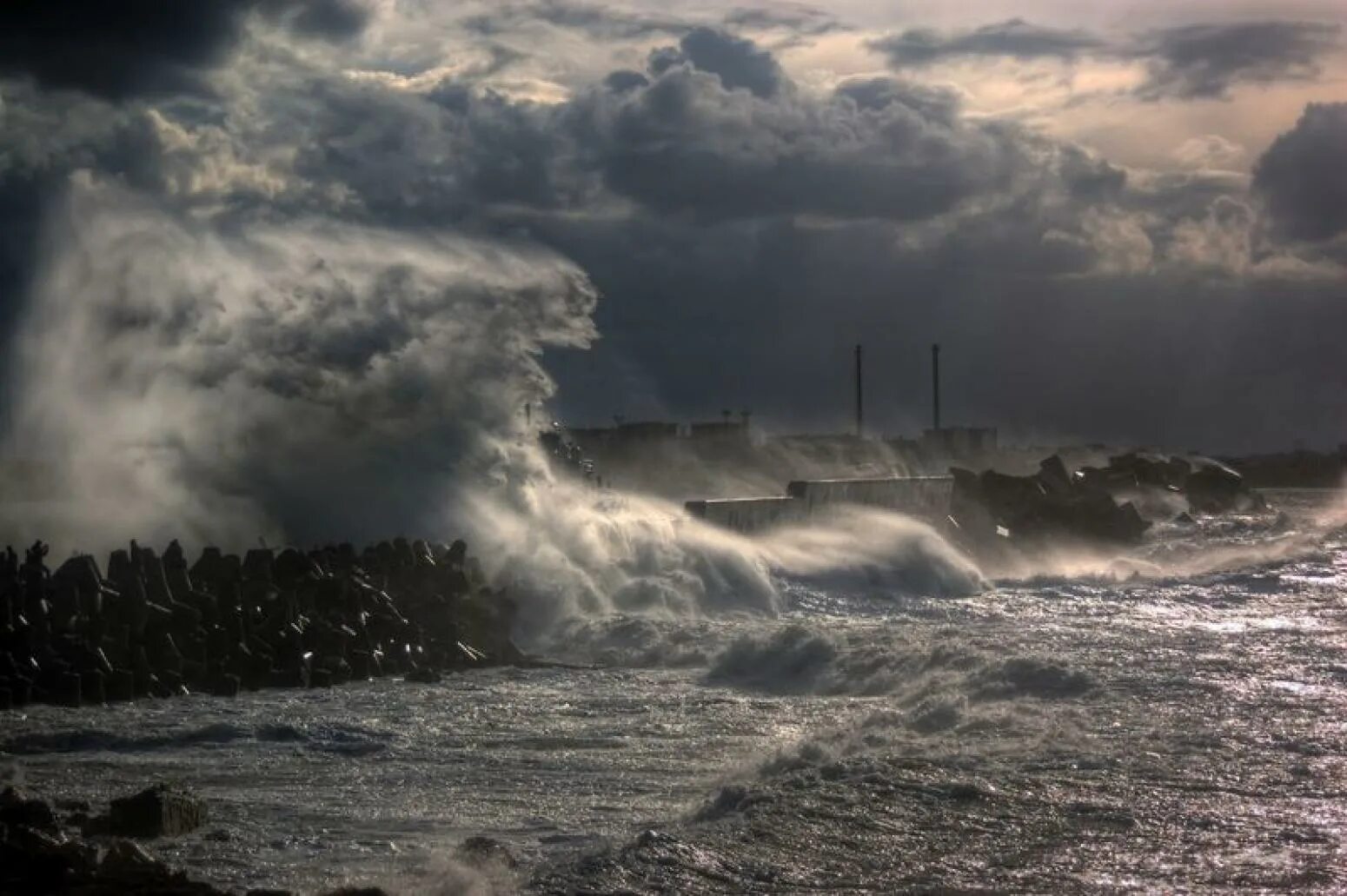 Шторм ураган Севастополь. Сильный шторм на черном море. Шторм ураган черное море. Морская буря. Гроза утихла