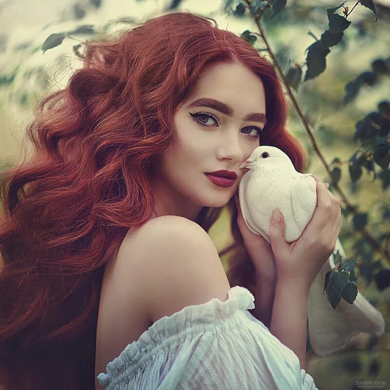 Девушка выпускает птицу. Девушка голубка. Девушка с птичкой. Девушка с голубем. Девушка голубка.