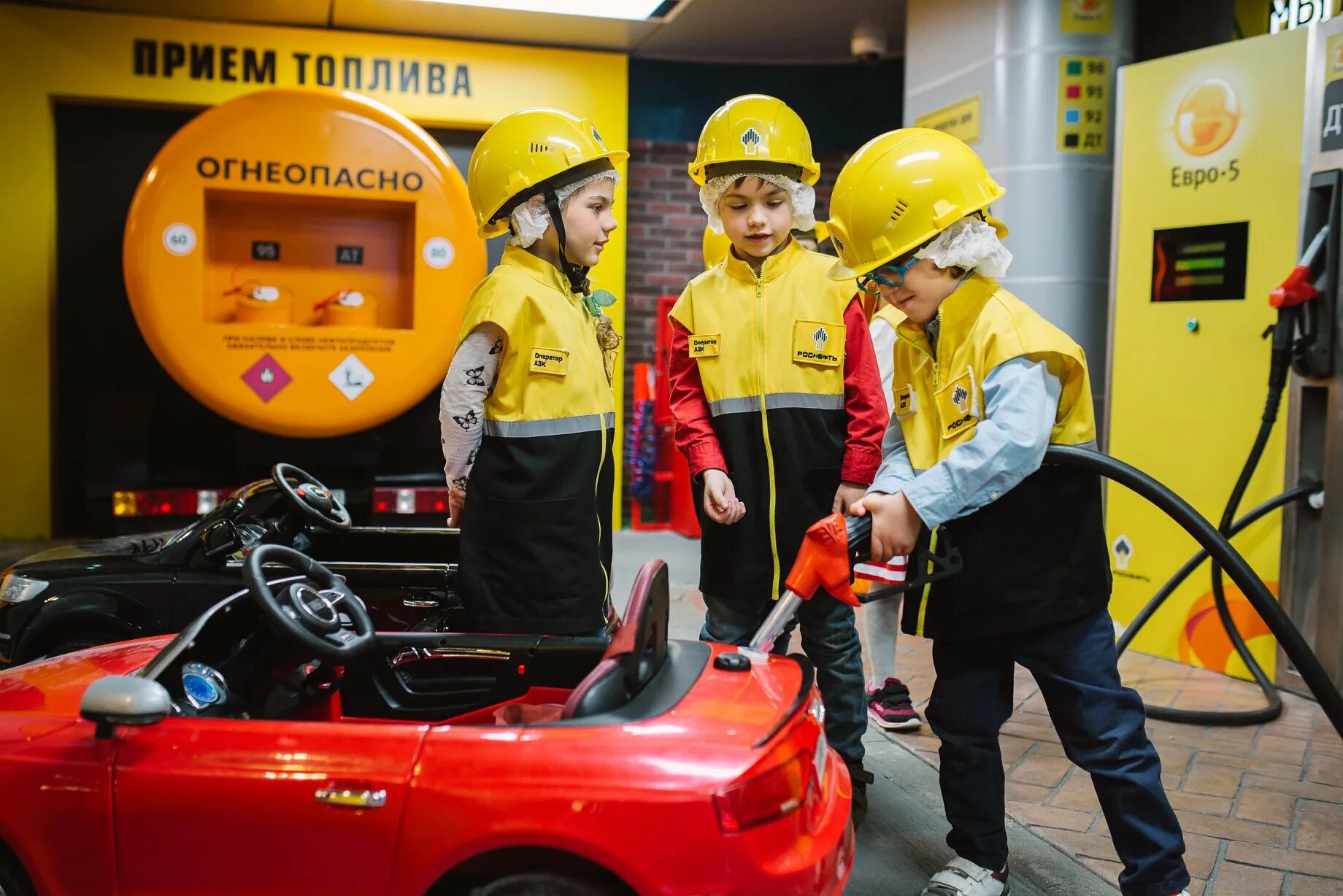 Город профессий для детей в москве авиапарк. Kidzania дубай для малышей. Город профессий москва кидзания. Авиапарк город профессий. Авиапарк город профессий.