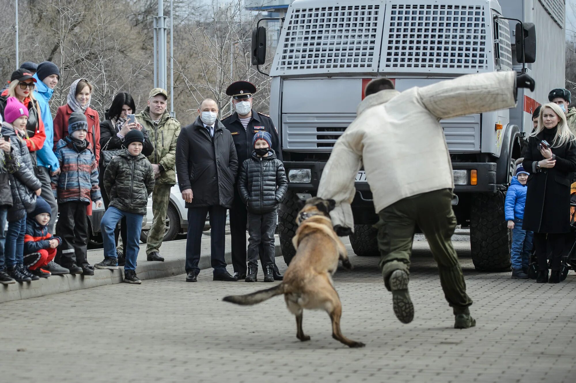 Росгвардия праздник 27. С праздником Росгвардии. Праздник Росгвардии в Воронеже. Росгвардия с собакой. День Росгвардии.