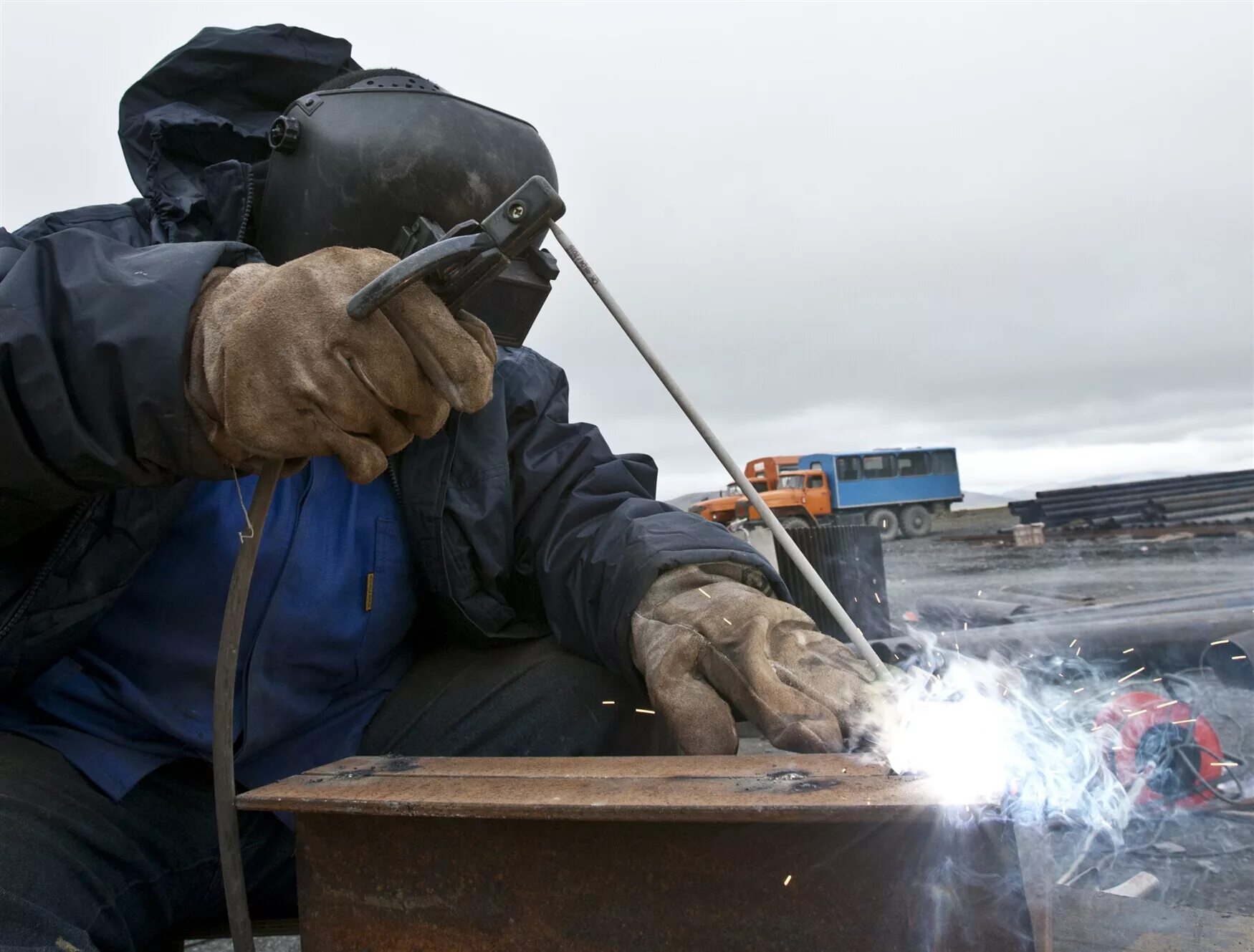 Сварочная защита. Сварка металлоконструкций. Сварочный цех ремонтно-механического. Сварщик вахта. Сварка.