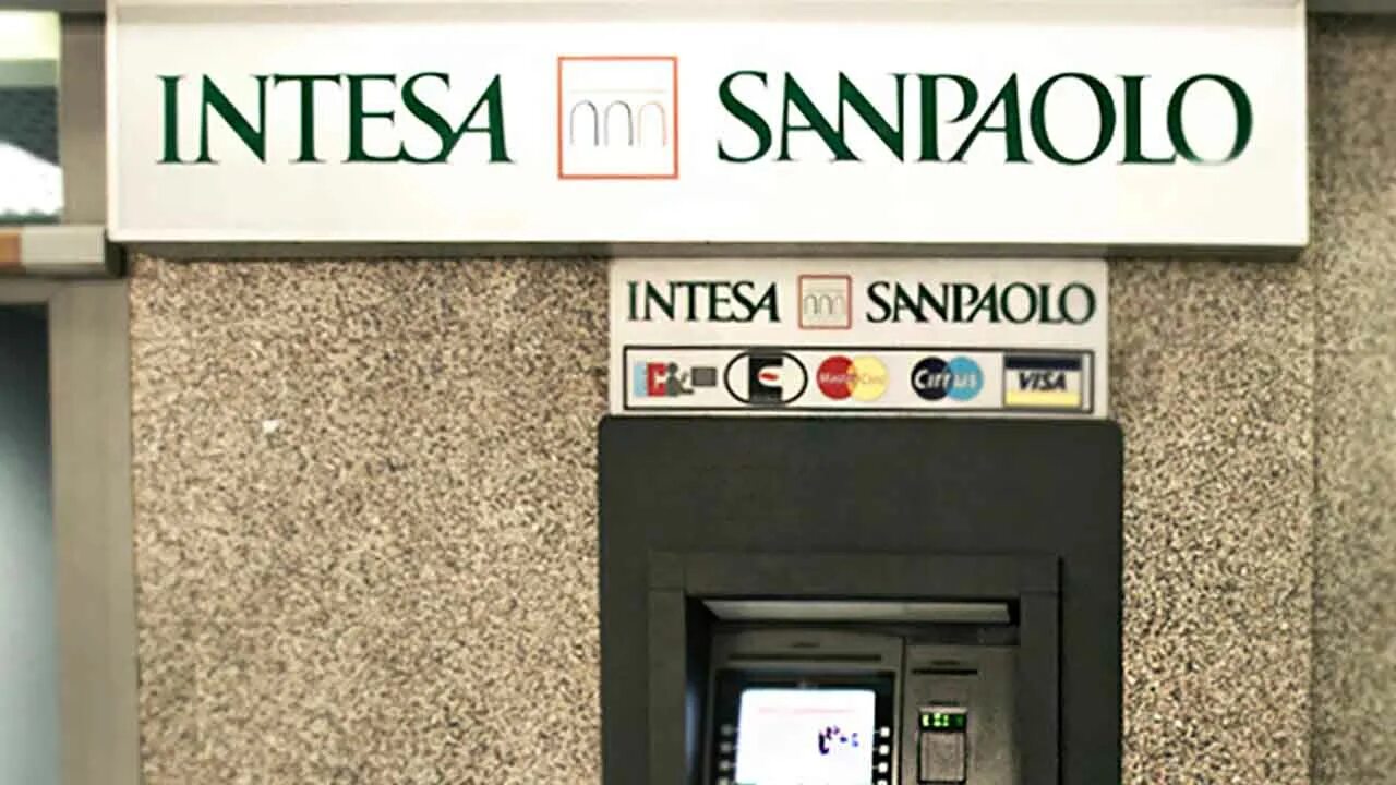 Banca intesa. Интеза Санпаоло. Итальянский банк Intesa Sanpaolo. Банкомат в Италии. Банк Интеза Банкомат.