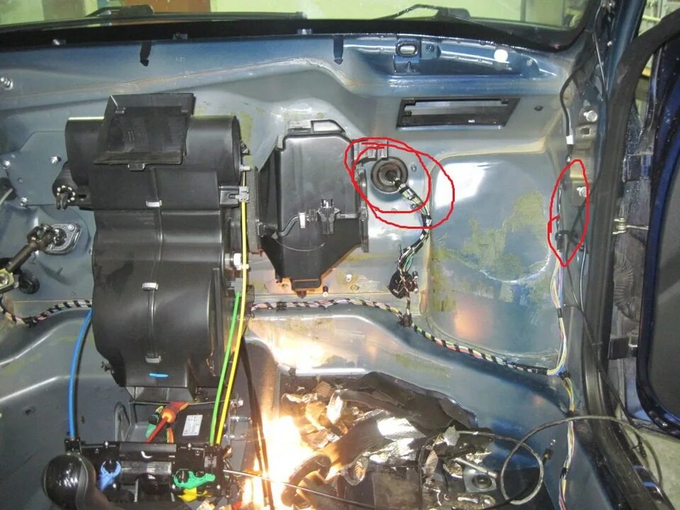 Привод заслонок отопителя nissan qashqai. Диагностический разъем альмера g15. Обдув сзади рено сценик 2. Дует с ремня безопасности приора хэтчбек. Дует холодный в ноги пассажира w203.